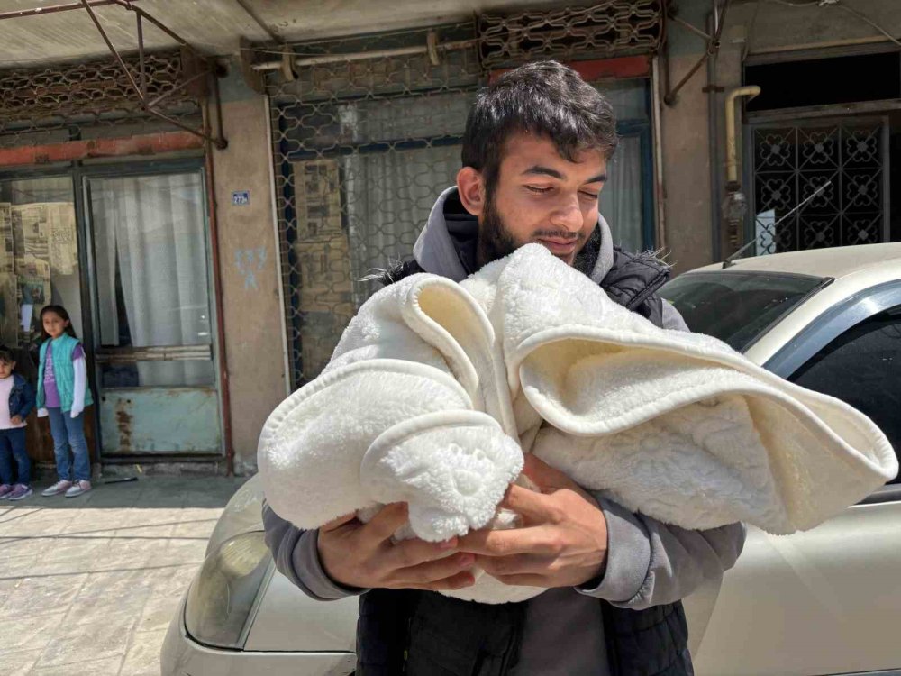 Kocaeli'de depremi hissedenler ayakkabısız kaçtı