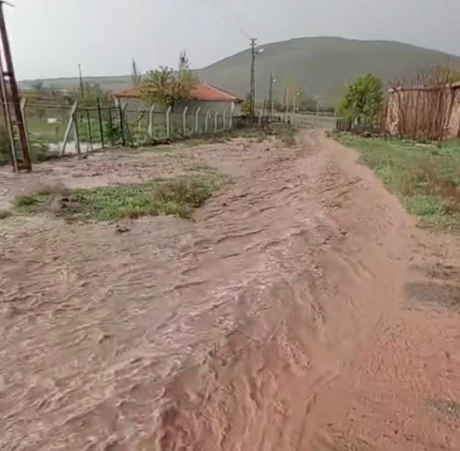 Kulu’da mahalleler sular altında kaldı
