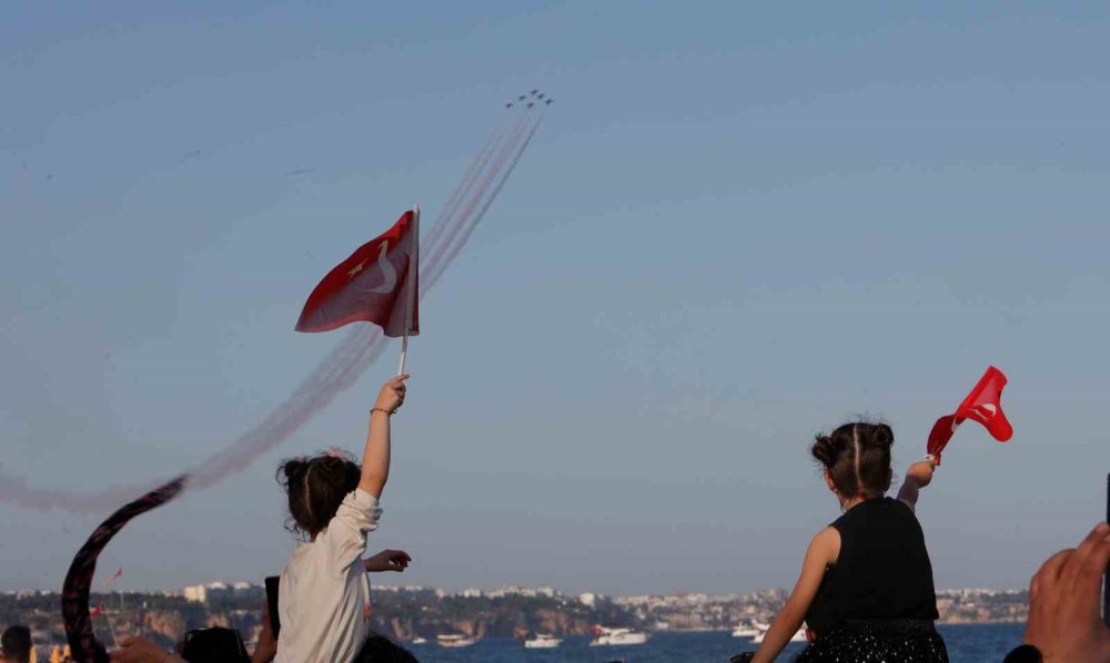 Türk Yıldızları Antalya'da coşturdu