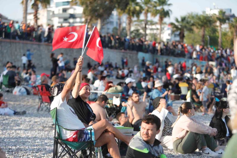 Türk Yıldızları Antalya'da coşturdu