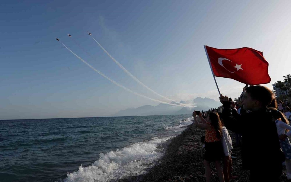 Türk Yıldızları Antalya'da coşturdu