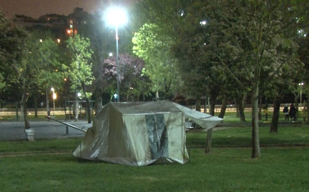 İstanbul’daki 6,2’lik depremin ardından vatandaşlar ikinci geceyi de parklarda geçirdi