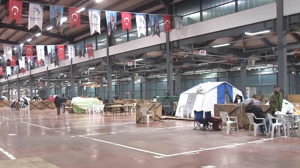 İstanbul’daki 6,2’lik depremin ardından vatandaşlar ikinci geceyi de parklarda geçirdi