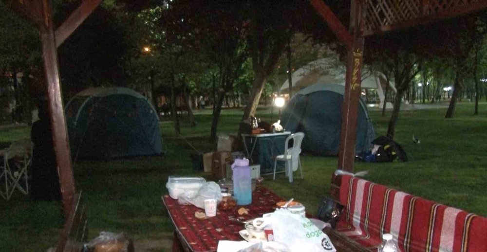 İstanbul’daki 6,2’lik depremin ardından vatandaşlar ikinci geceyi de parklarda geçirdi