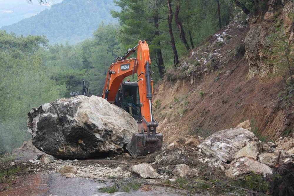 Mersin Felaketi Yaşadı! Dolu Vurdu, Sel Oldu, Kaya Yolu Kapattı