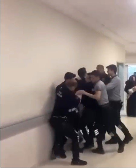 'Çocuğuma bakmıyorsunuz' deyip hastaneyi birbirine kattı