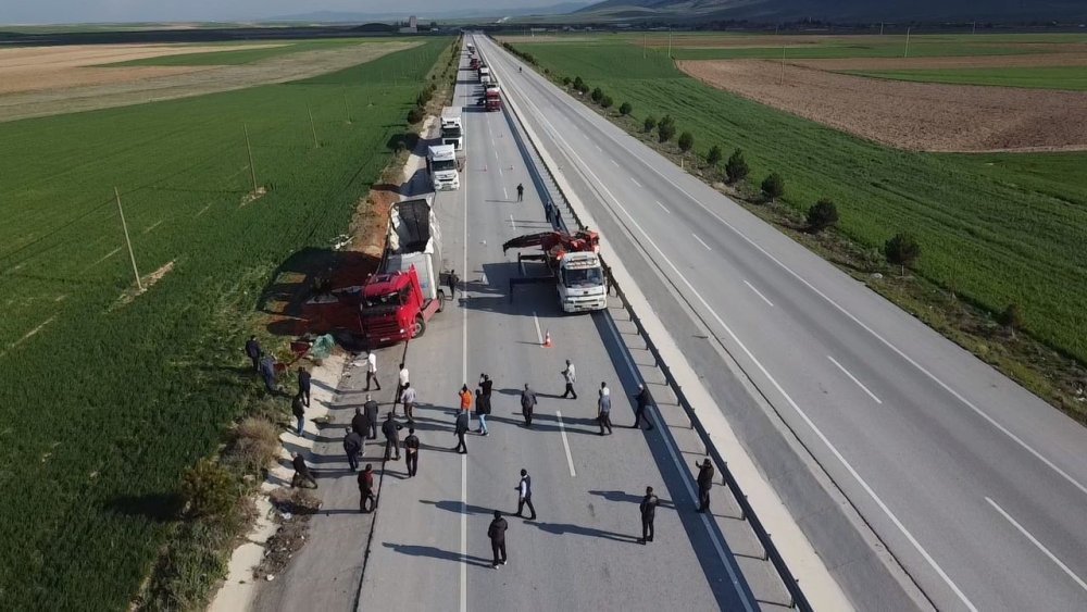 Emirdağ'da mandalina yüklü tır devrildi
