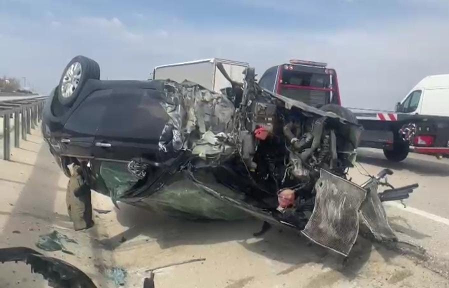 Bariyere çarpıp takla atan otomobildeki karı koca yaralandı