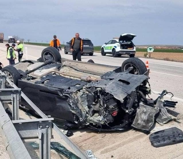 Bariyere çarpıp takla atan otomobildeki karı koca yaralandı