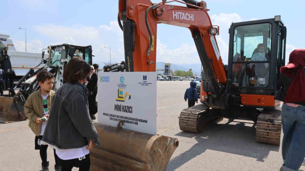 Geleceğin mühendisleri iş makineleriyle tanıştı
