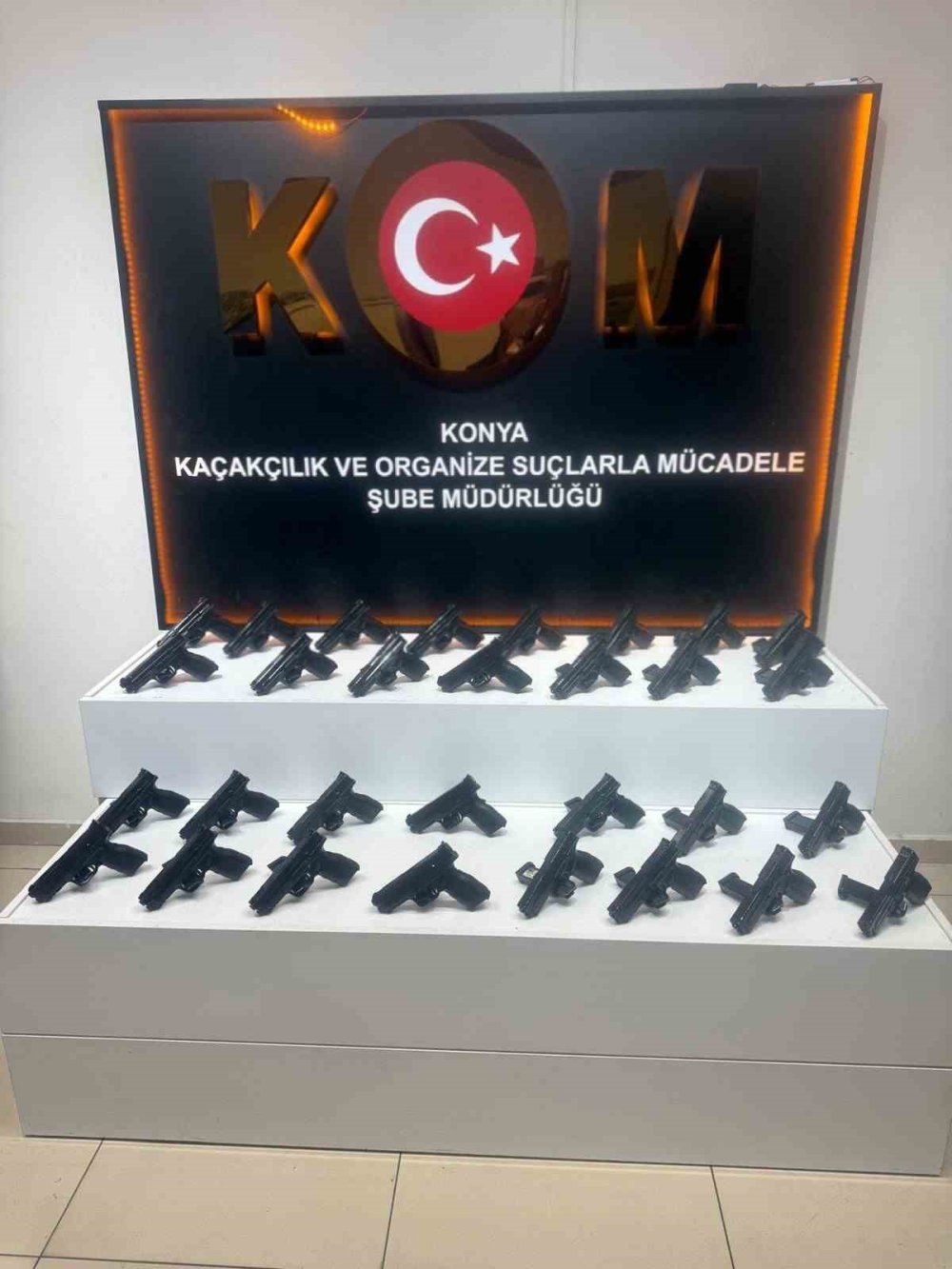 Konya girişinde durdurulan tırda kaçak silah ve makaron ele geçirildi