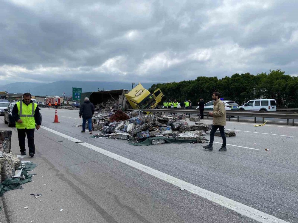 Konya plakalı tır, TEM'de yan yattı: Hurdalar yolu kapattı