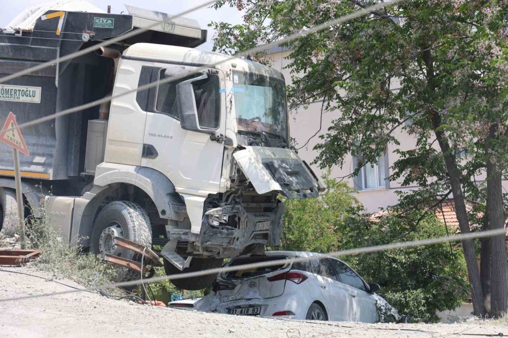 Mucize kurtuluş! Kamyonun altında ezilecekti