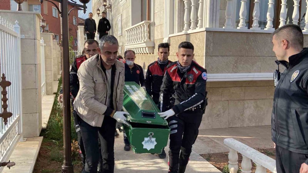 Oğlunu odaya kilitledi, önce eşini sonra kendini vurdu