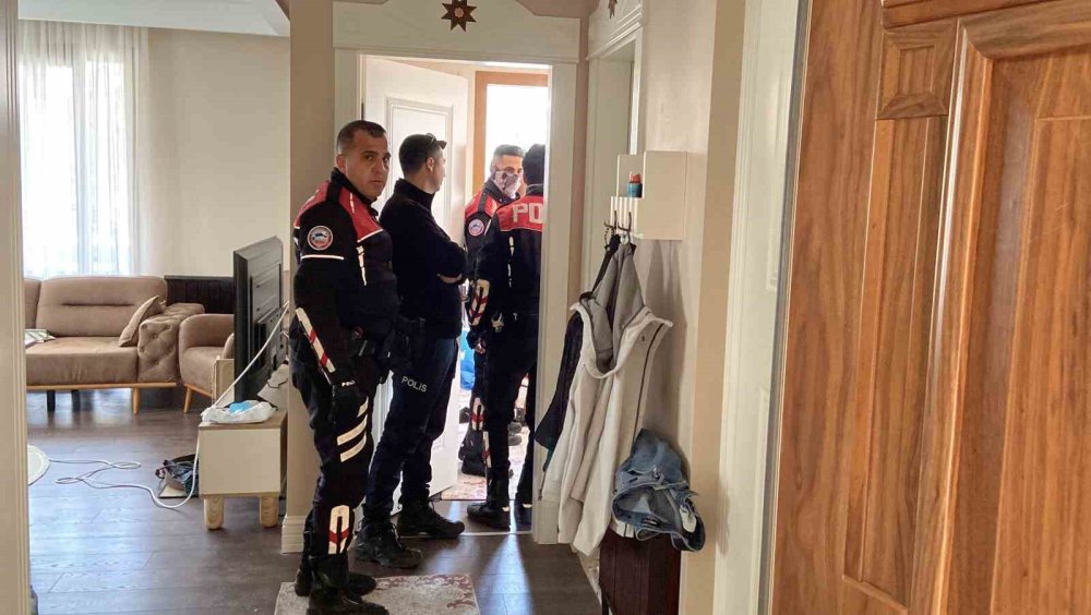 Oğlunu odaya kilitledi, önce eşini sonra kendini vurdu