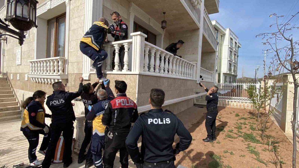 Oğlunu odaya kilitledi, önce eşini sonra kendini vurdu