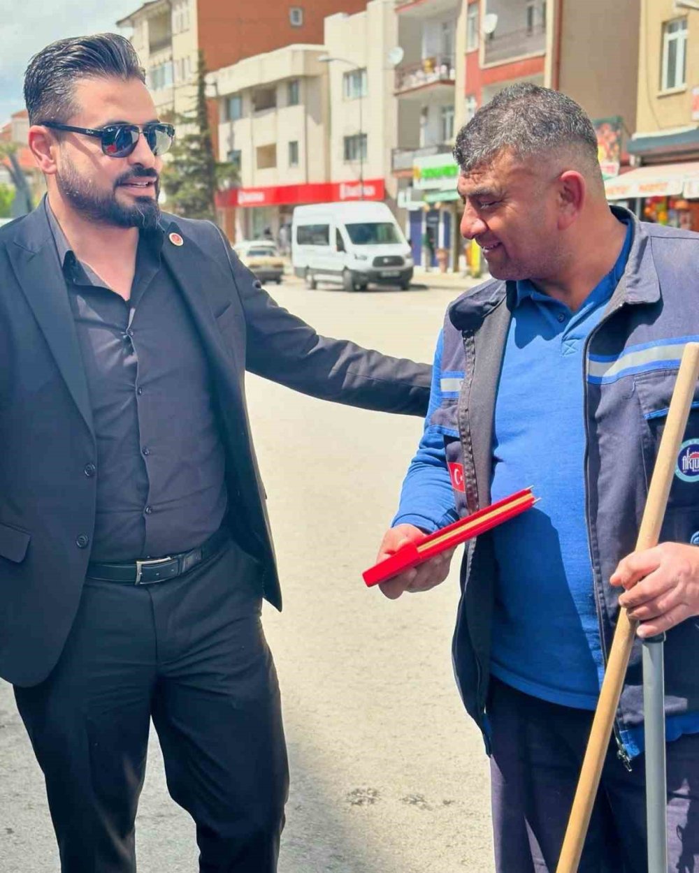 8 bin liralık gözlükle 1 Mayıs kutlaması