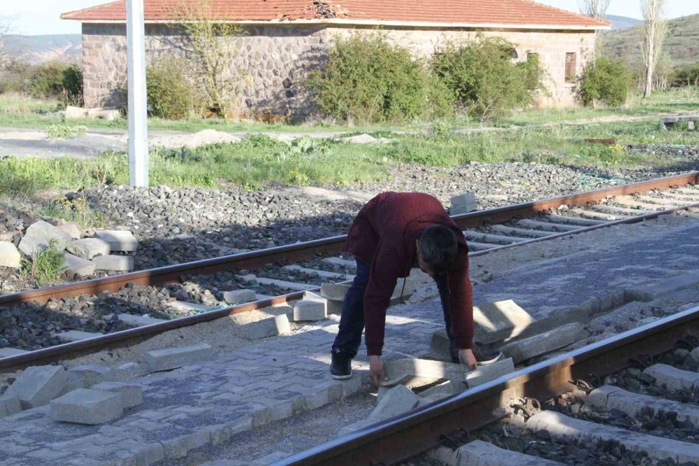 Paralarını alamayan ustalar döşedikleri taşları söktü
