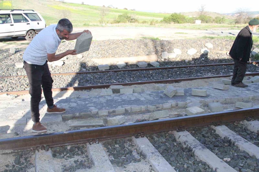 Paralarını alamayan ustalar döşedikleri taşları söktü
