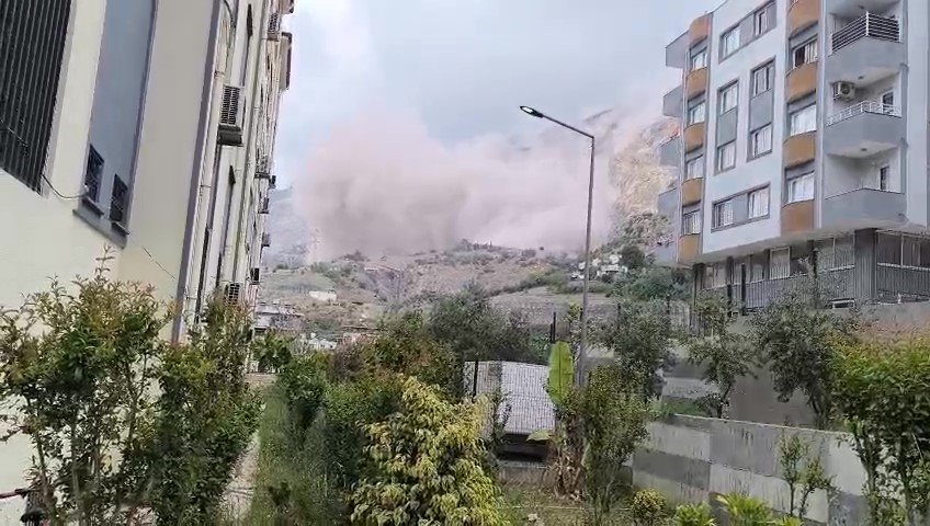 Taş ocağındaki patlama mahalleyi toza boğdu