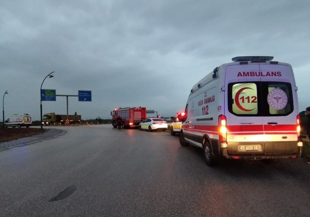 Akhisar'da yolcu otobüsü şarampole yuvarlandı: 10 yaralı