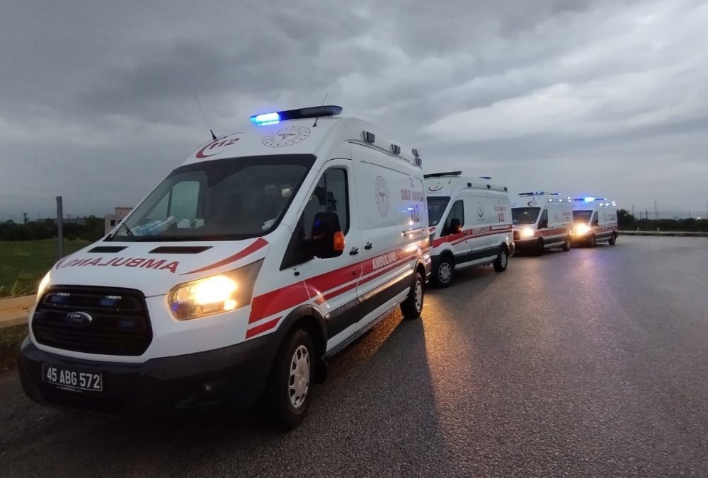 Akhisar'da yolcu otobüsü şarampole yuvarlandı: 10 yaralı