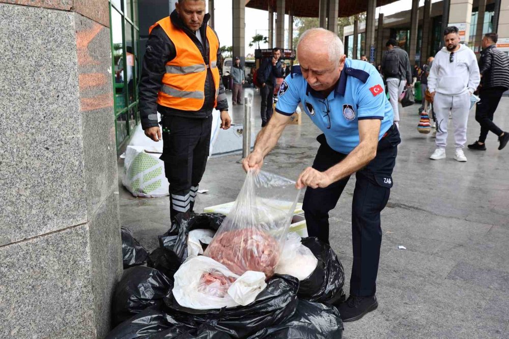 Antalya Otogarındaki şüpheli çöp poşetlerinden kırmızı et çıktı