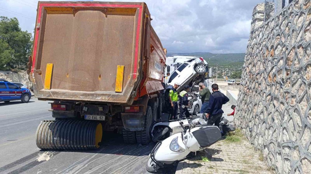 Yoldan çıkan kamyon önüne gelen taşıtı ezdi: 13 motosiklet, 3 araç zarar gördü