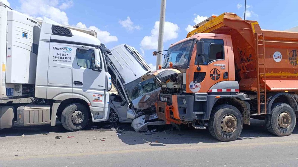Yoldan çıkan kamyon önüne gelen taşıtı ezdi: 13 motosiklet, 3 araç zarar gördü