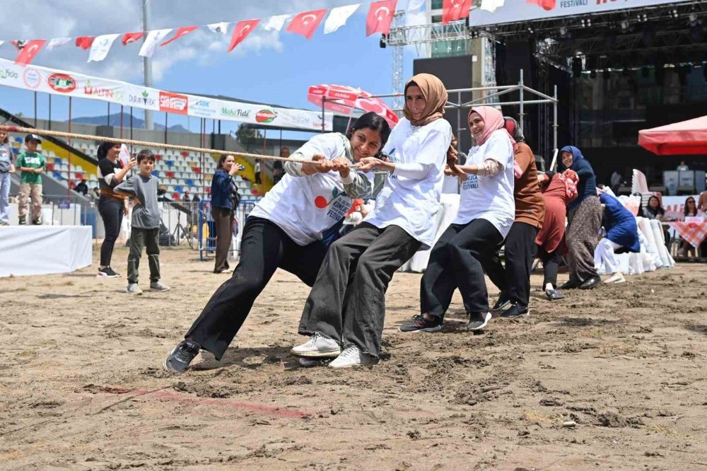 Türk kadınının gücü: 3 kasayı sırtına alıp yarıştı