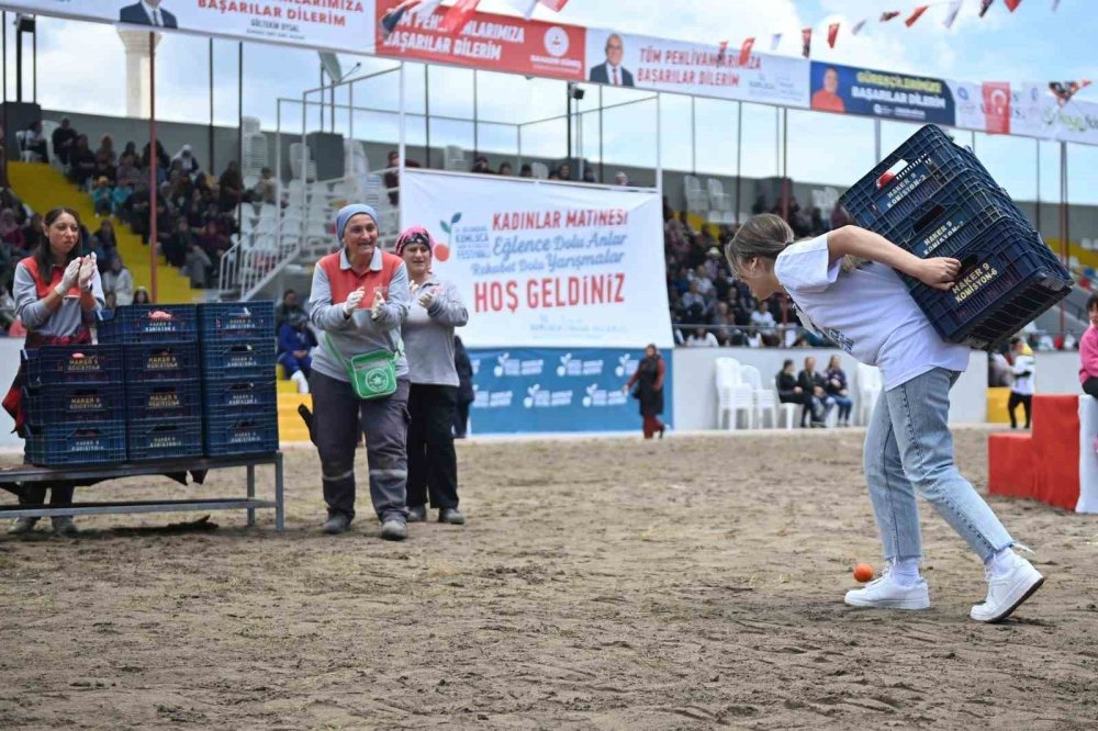 Türk kadınının gücü: 3 kasayı sırtına alıp yarıştı