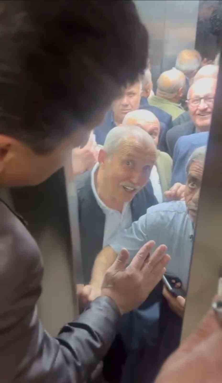 6 kişilik asansöre 10 kişi binen davetliler mahsur kaldı