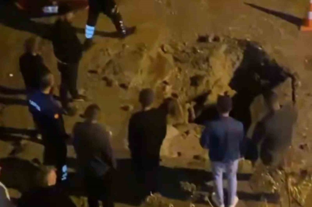 Su şebekesi patladı, asfalt havaya uçtu