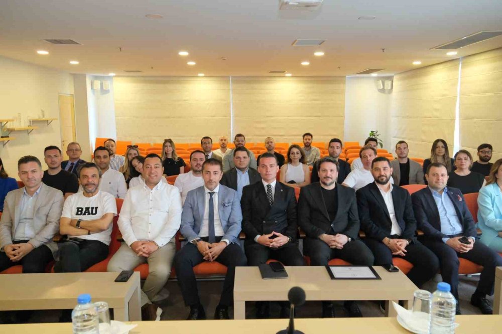 Yapay Zeka Devrimi Başladı: Şirketler Ya Uyum Sağlayacak Ya da Silinecek!