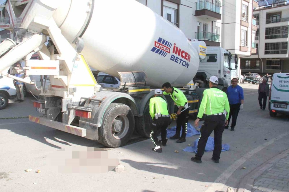 Beton mikserinin altında kalan yaşlı adamdan geriye takkesi kaldı
