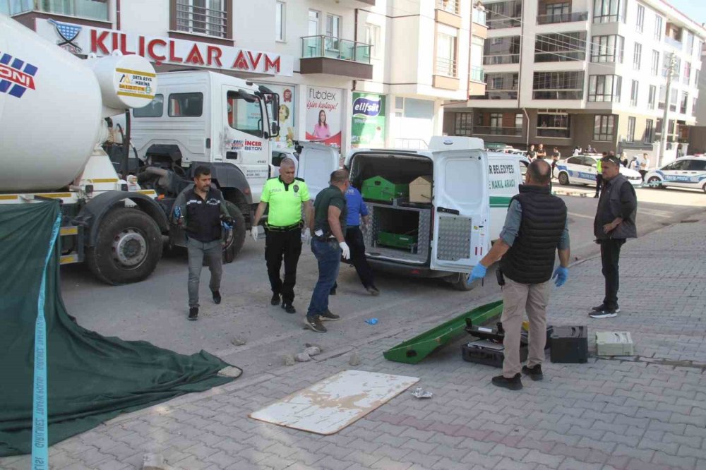 Beton mikserinin altında kalan yaşlı adamdan geriye takkesi kaldı