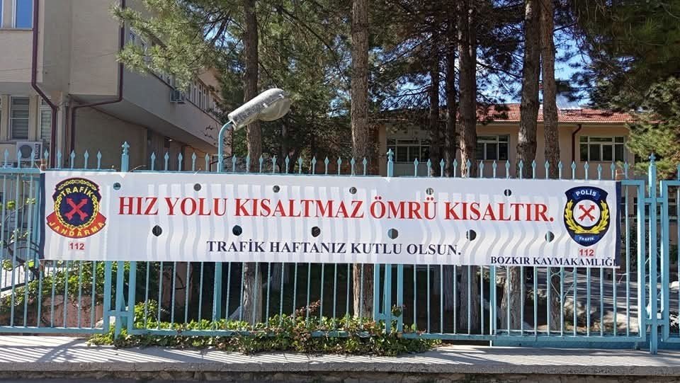 Bozkır’da yaya geçitleri yeniden boyandı