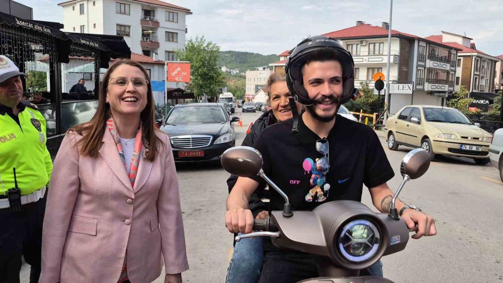 Motosiklete kasksız binen kadın, Vali Arslan'a yakalandı