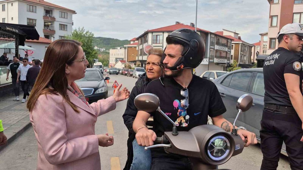 Motosiklete kasksız binen kadın, Vali Arslan'a yakalandı