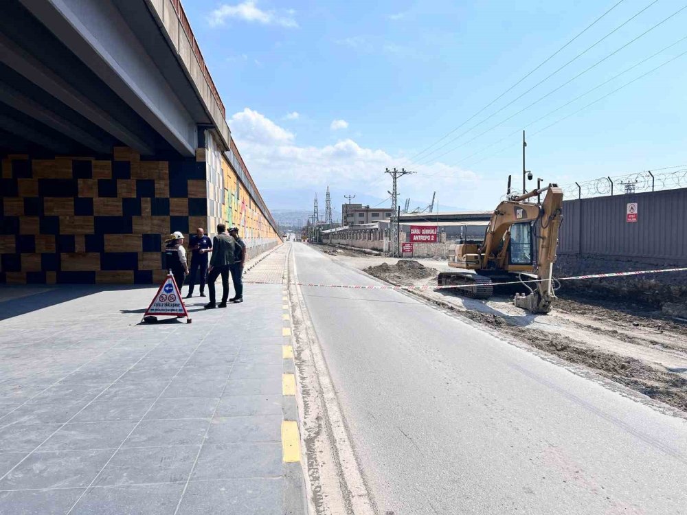 Patlayan doğalgaz borusuna müdahale eden ekipleri, sigara içerek izlediler