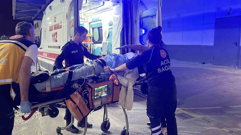Direksiyon hakimiyetini kaybetti, ağaca çarparak durabildi: Durumu ağır