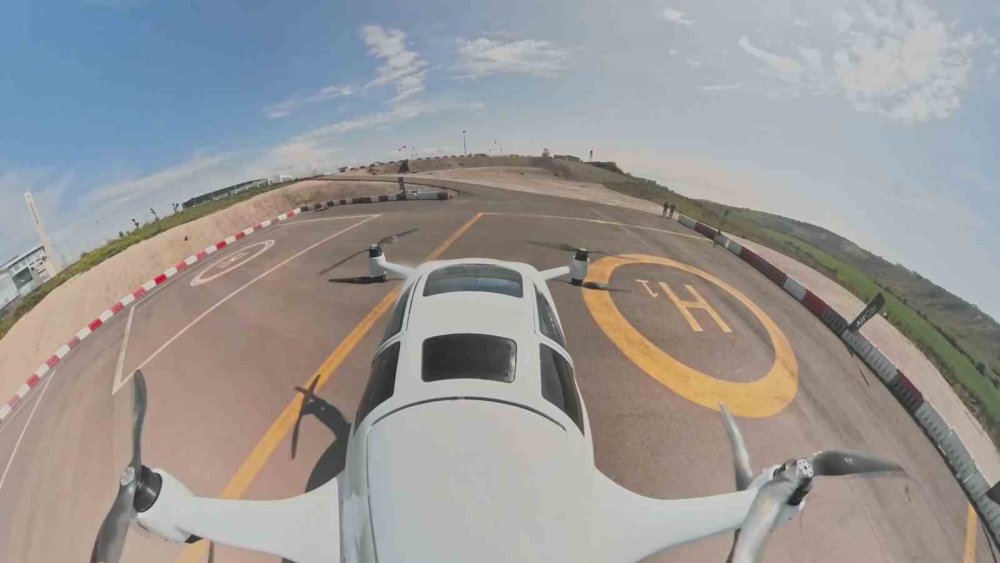 Yerli uçan otomobil AirCar, insanlı uçuşlarına başladı