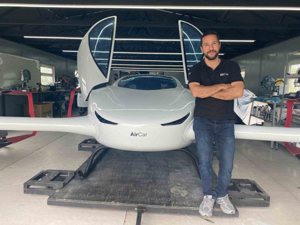 Yerli uçan otomobil AirCar, insanlı uçuşlarına başladı