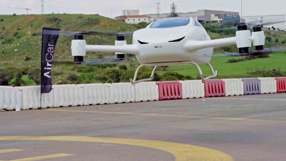 Yerli uçan otomobil AirCar, insanlı uçuşlarına başladı
