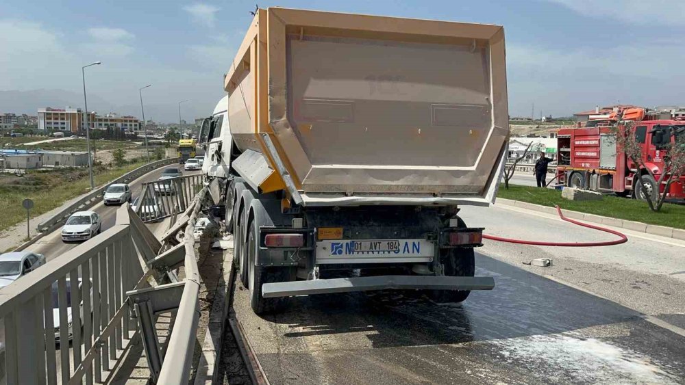 Bariyerleri aştı, uçmak üzereyken durdu
