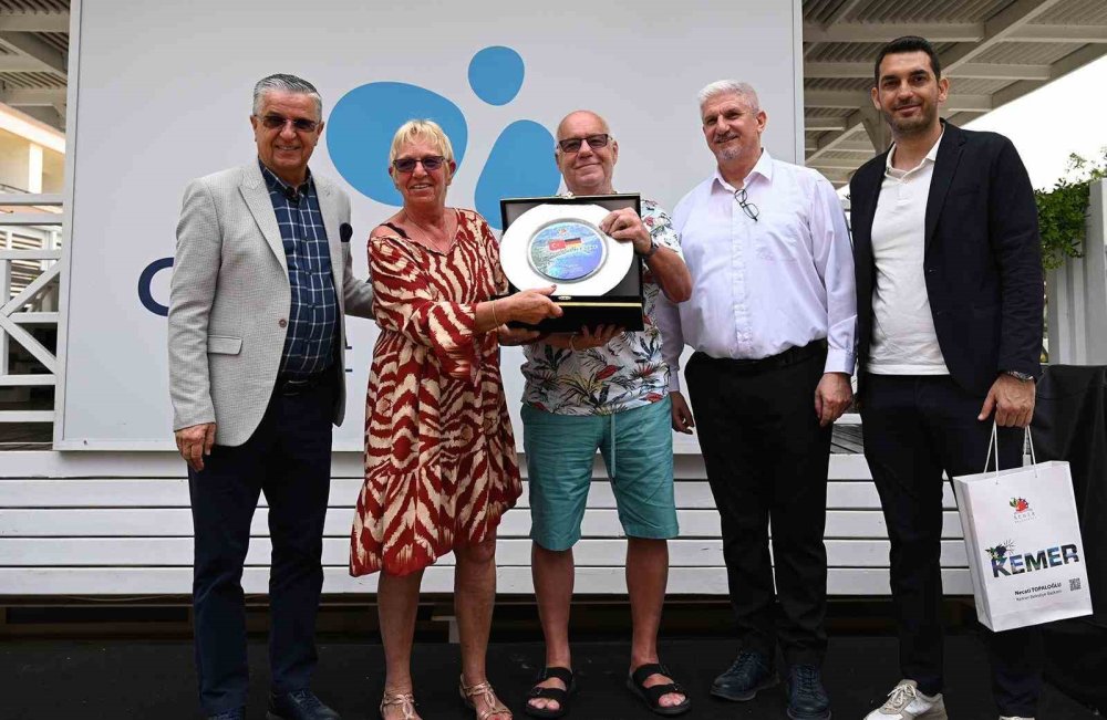 Sadık ziyaretçilere plaket verildi