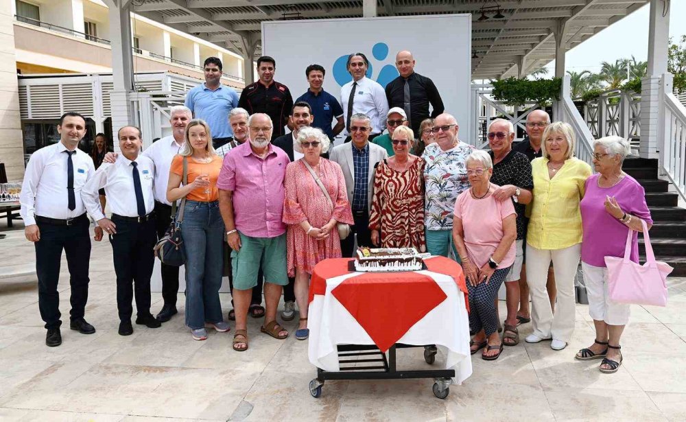 Sadık ziyaretçilere plaket verildi