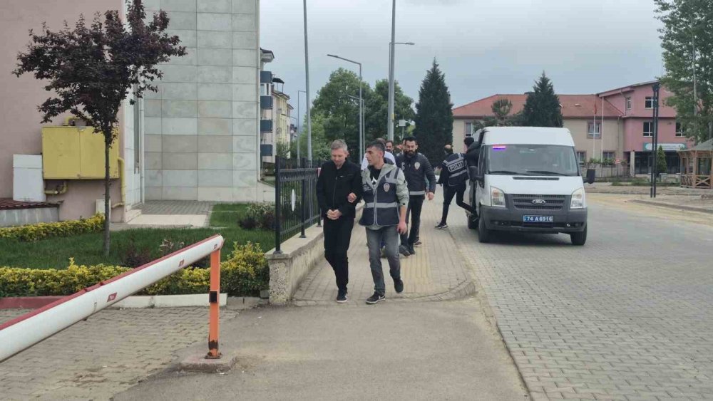 Sahte polisler gerçek polislere yakalandı