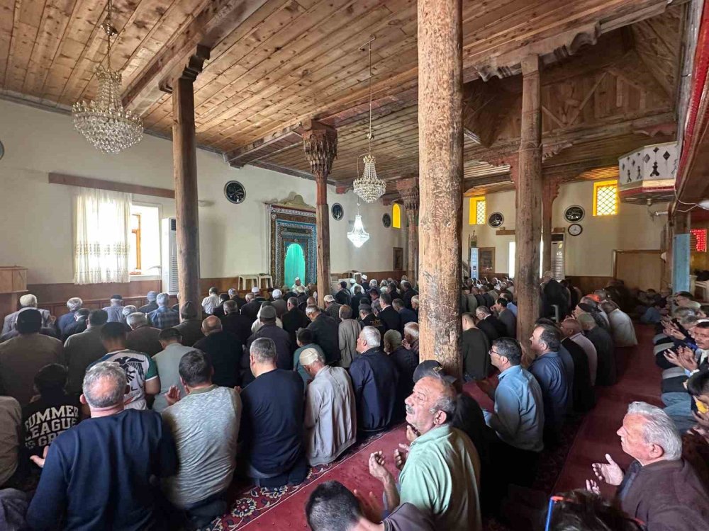 İlçelerde durum kritik! Vatandaşlar duada buluştu