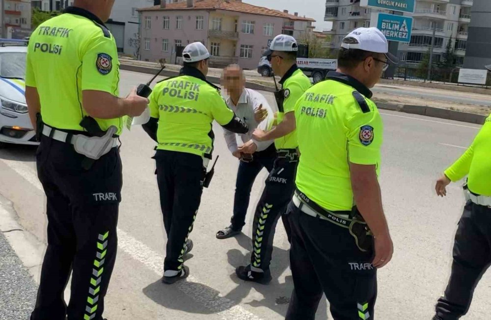 Plakasını Bantla Kapattı, “Cenazemiz Var” Deyip Basına Saldırdı